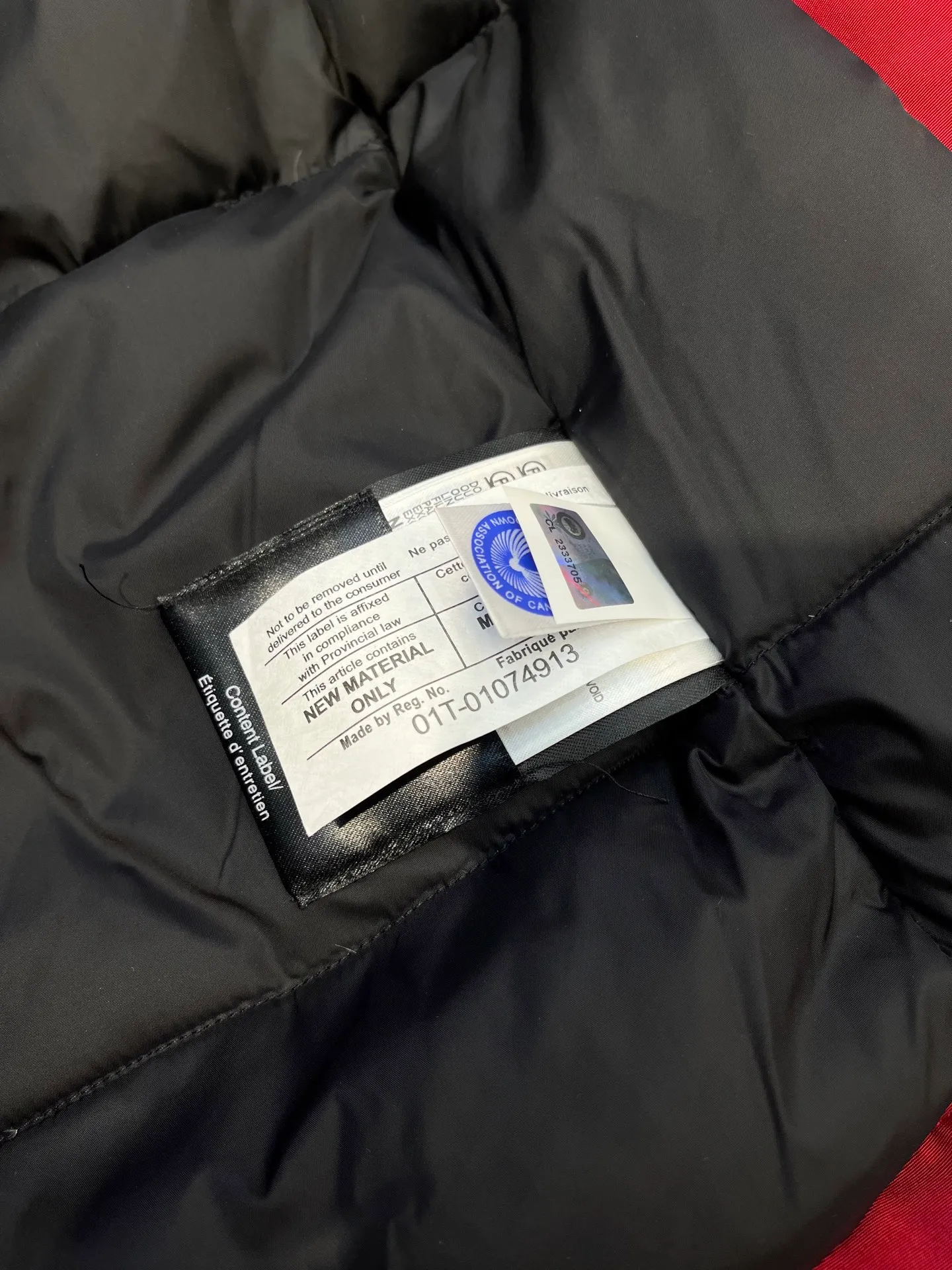 P860 Canada Goose model 06, the same model as the famous star, men's and women's models, with cold-proof flannel on the collar, which is close to the head and neck, comfortable and warm! The fabric is made of high-density nano-level waterproof fabric, which is windproof and wear-resistant and has a certain thickness! Seamless threaded cuffs! Avoid hard knots! It doesn’t matter how low the temperature is this winter, one piece is enough. I’ll give you the wind and temperature! Contains pure duck down, sufficient quantity, unique fashion design + waterproof craft fabric + big brand YKK double zipper pullers, real photos, upright style quality, regardless of the external standard and the internal content, you can feel free to compare it with the softer, easier to wrinkle and lighter version on the market!  size：s-xxl